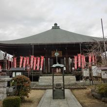 宝形造の屋根が美しい本堂です