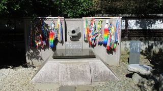 カラフルな千羽鶴があります。