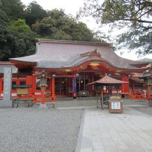 熊野那智大社拝殿と左奥に本殿。