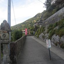 石段と防災道路をテクテク歩いた後の表参道入口。