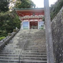 青岸渡寺の山門を横目に先へ進みます。