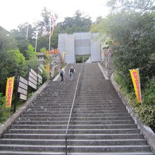 高齢者には辛い石段と修復作業中の鳥居。