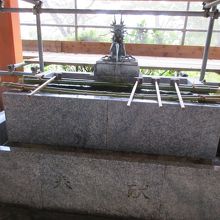 拝殿前の手水舎。