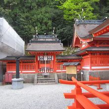 宝物殿はネットで覆われています。本殿の一部が見えます。