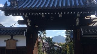 比叡山を望む「額縁門」