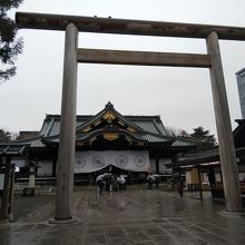 中門鳥居と拝殿