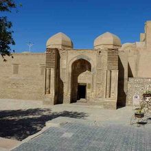 タキ・サラファンから行くと、こんな感じで見えて来ます。