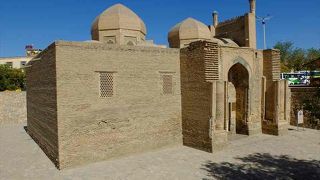 砂の中から掘り起こされた小粒なモスク