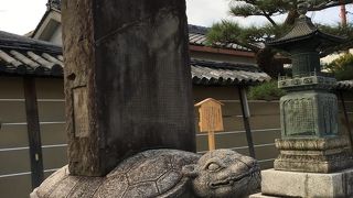 亀の上に石碑