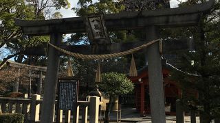 鳥居の後方に五重の塔