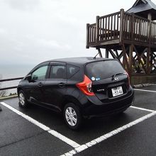 景勝の地の駐車場は10台ほどのスペース。展望台もある。