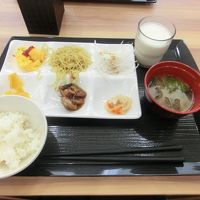 無料朝食のバイキング