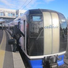 終点の新鵜沼駅に到着したミュースカイの様子