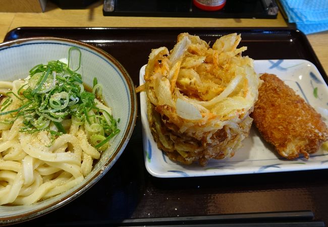 飛行機をながめながら♪うどんをつるつると(^_-)-☆