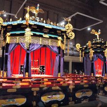 高御座と御帳台　前面