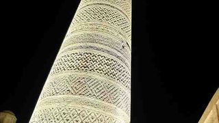 高さ46mのカラーン・ミナレットはライトアップされた姿も見事。