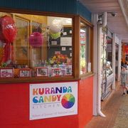 ポップな外観のお店。