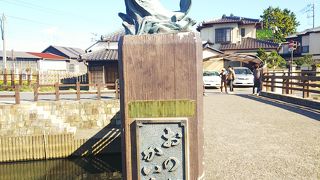 橋の欄干の鯉を触ると…