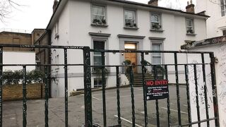 門柱にはたくさんのファンのメッセージ