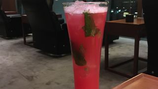 カクテルバーでBangkok Twilight ＆ Cathay Delight、ヌードルバーでワンタン麺、最高！