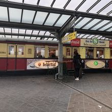 Die es S bahn。カリーヴルストが食べられます。