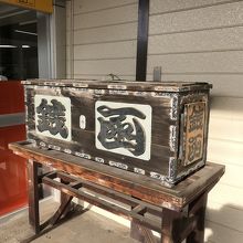 これがゼニ箱＝銭函です。