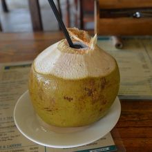 近くのレストランで飲んだ冷たい椰子の実