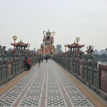 参道の両脇には像が沢山