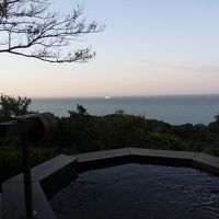 各部屋にある露天風呂から船が行き来する海が見えます