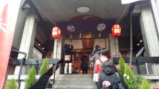 都会の中の小さな神社