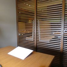 半個室。扉は桟のみ。