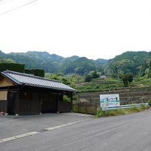 山里です。駐車場あり。