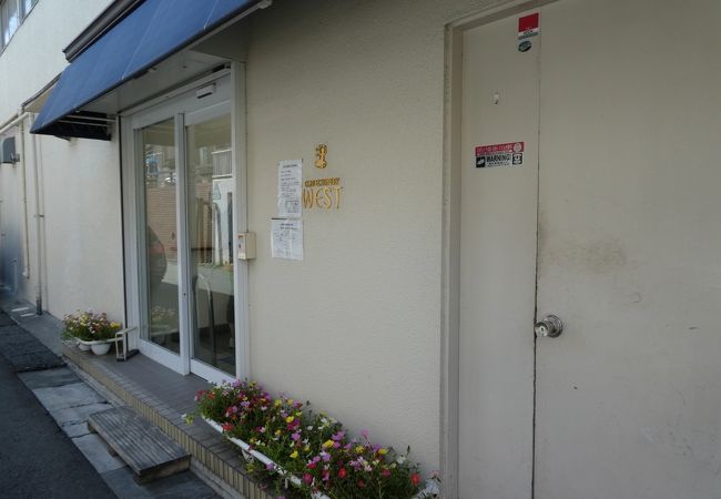 住宅地の中にひっそりと。駐車場あります。