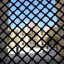 入口から透かし見てみた中庭には、行き来する神学生たちの姿が。