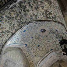 ミル・アラブ・メドレセ入口あたりの天井装飾。