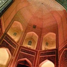 ライトアップされた入口アーチもドラマチック。