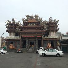 両脇の狛犬が独特です