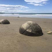 丸い石のある海岸