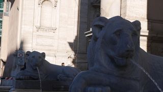 大きなモーゼ像と4体のライオン像