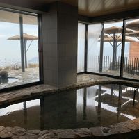 大浴場外には露天がありますが、1人用の小さい岩風呂的です