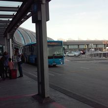 バス乗り場は成田空港に似ています