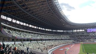 新国立競技場に入る