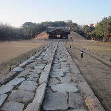 それぞれの陵に続く神の道と王の道（後者のみ通行可）