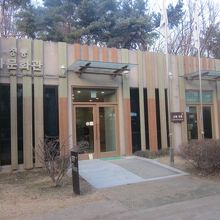 歴史文化館と呼ばれる展示室は公園の入場料のみで入れます