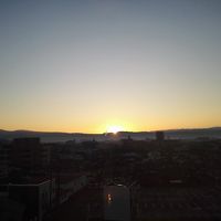 6Fの部屋からの眺望は良い。阿蘇山麗に朝日が昇る。