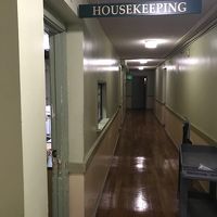 H階のハウスキーピングルームでビーチタオルを借りる