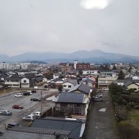 部屋から望む夜明けの阿蘇山。この後、雪になった。