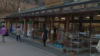 物販エリアは狭め