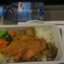 台北-香港間。チキンライス。今回の機内食で一番美味しかった。