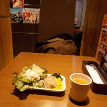 店内の風景です。隣が見えないように区切られています。